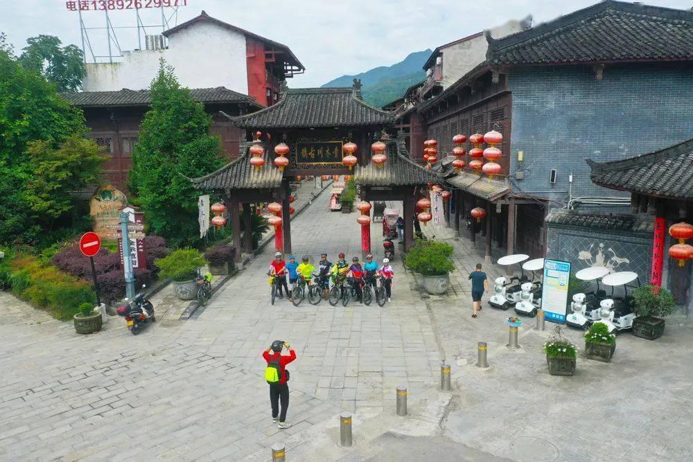 无限翻滚小球